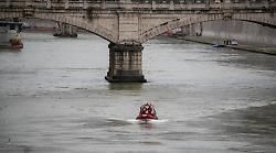 Omicidi Villa Pamphili, sommozzatori scandagliano il Tevere per cercare oggetti di Anastasia Trofimova e della piccola Andromeda. E' sparito anche un trolley