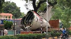 Schianto volo Air India AI171, camion con il relitto del Boeing 787 resta incastrato  in una pianta nel quartiere di Shahibaug a Ahmedabad
