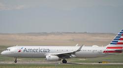 Volo American Airlines  1665 da Las Vegas a Charlotte, fiamme e fumo nel motore: l'aereo torna a terra 10 minuti dopo il decollo