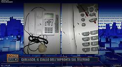 Chiara Poggi, il mistero della macchia di sangue sul telefono e i sospetti sulle impronte delle scarpe sulle scale  