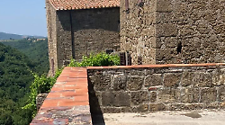 Pitigliano ripristina la cinta muraria di Piazza Denci dopo gli atti vandalici