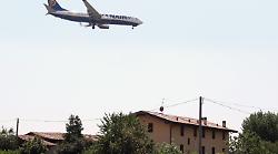 Centro radar di Milano in tilt, il bilancio del caos nei cieli per colpa di un guasto Tim: 320 voli coinvolti, 78 cancellati e 56 dirottati. Enac apre un'indagine