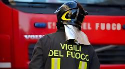 Brucia la pineta del Puntone, bagnanti in fuga dalla spiaggia: in azione gli elicotteri antincendio 