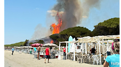 Incendio al Puntone, chiusa la strada delle Collacchie: è emergenza regionale