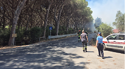 Riaperta la strada delle Collacchie, proseguono le operazioni di bonifica in pineta e le indagini. Il bilancio di una domenica di fuoco