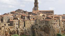 Caldo torrido, tutti in vacanza nei borghi: boom in Toscana per Pitigliano, Sorano e Sovana 
