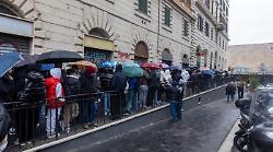 Perché stiamo tornando a fare la fila per cose inutili (e cosa dice di noi)