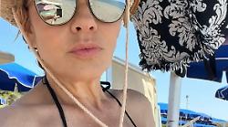 Eva Grimaldi sceglie la Maremma: vacanza d’inizio luglio a Castiglione della Pescaia