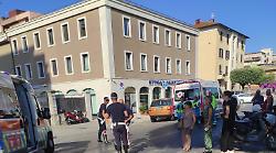 Investita da un'auto mentre attraversa la strada, ferita una donna 