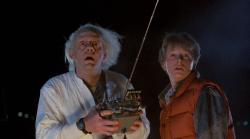 I quarant'anni di "Ritorno al futuro":  i simboli e le citazioni entrate nella storia, le tecnologie che ha anticipato, la battaglia del protagonista Michael J. Fox con la malattia