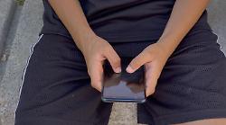 Smartphone e ansia: come l’uso eccessivo dei social sta cambiando la salute mentale dei giovani nel 2025