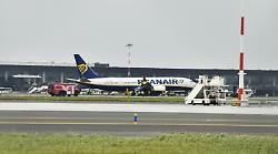Incendio su un aereo Ryanair in pista, ma è un falso allarme: caos durante l'evacuazione e 18 feriti 