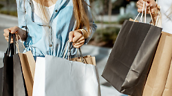 Saldi estivi 2025: sei italiani su dieci faranno acquisti, spesa media tra 100 e 218 euro