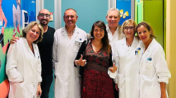 Buon compleanno Cristina D’Avena: quando la voce dei cartoni entrò in ospedale a Grosseto