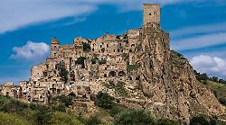 Turismo fantasma: il nuovo trend GhostTourism dei viaggiatori che cercano destinazioni dimenticate. Ecco le mete in Italia: Craco, Balestrino e Consonno