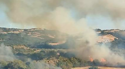 Brucia la collina a Piagge di Maiano,  allarme per il vento: in azione tre elicotteri antincendio 