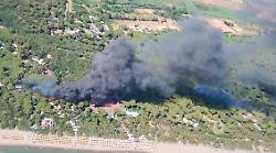 Spento l'incendio a Castiglione della Pescaia: accolti in altri camping i 600 sfollati, salva la pineta 
