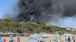 È allarme a Castiglione della Pescaia: evacuato un campeggio, le fiamme minacciano la pineta