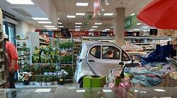 Con la minicar tra frutta e verdura: ad Albinia un anziano tenta la spesa “drive-in” al supermercato
