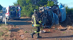 Incidente sull'Aurelia tra Collecchio e Fonteblanda: camion carico di frutta si ribalta, conducente ferito
