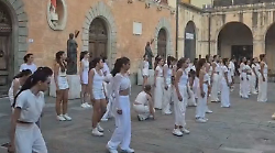 La danza incontra la memoria: Orbetello si emoziona tra fontane e monumenti