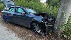 Auto con tre persone a bordo si schianta contro un palo: gravissimo un 13enne, feriti i genitori