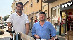 Operazione pulizia in centro per l'estate: in via Roma debutta la spazzatrice automatica