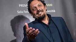 Ma... Diamoci del tour! In Europa stasera 22 luglio: Enrico Brignano alla scoperta del Vecchio Continente. Tutte le anticipazioni