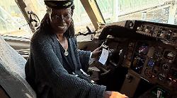 Whoopi Goldberg, la paura (vinta) di volare e l'infanzia difficile.  Perché si chiama così e tutte le curiosità. Un mito del cinema tra Ghost a Sister Act