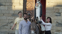 La chiesa crolla e il borgo è abbandonato: sette paesani vanno in pellegrinaggio dal papa