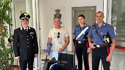 I carabinieri ritrovano la carrozzina elettrica rubata a un disabile: la riconsegna in diretta su Rai1 