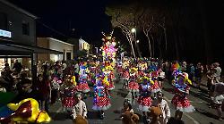 È Carnevale d'estate: carri e mascherate sfilano nell'arena del Parco centrale