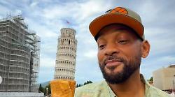 Will Smith "mangia" la Torre di Pisa:  la star di Hollywood si gode la Toscana  e fa impazzire i fan