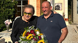 Tullio De Piscopo omaggia la tomba di Pino Daniele prima del concerto