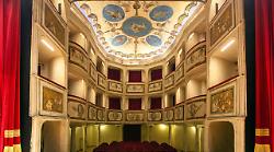 Freedom – Oltre il Confine stasera 27 luglio tra cultura, storia e leggende: alla scoperta del teatro più piccolo del mondo