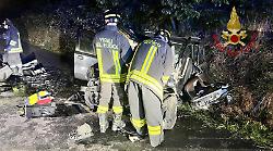Violento frontale tra due auto nella notte, sei feriti, due sono gravi: i vigili del fuoco li estraggono dalle lamiere, cosa è successo