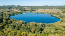 Il lago dell'Accesa si rifà il look: interventi su strada, ponte, arredi, segnaletica. E due mesi di eventi 
