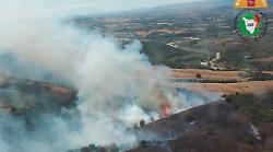 Tre incendi in corso, in fiamme la foresta del Belagaio
