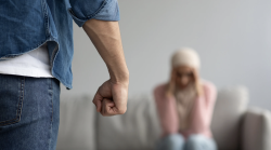 Fine dell'incubo per moglie e figlia: tunisino violento espulso e rimpatriato