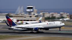 Paura in volo, forte turbolenza provoca 25 feriti. L'aereo Delta era nuovissimo. L'importanza di tenere sempre le cinture allacciate