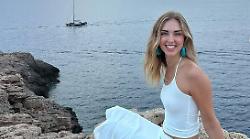 Chiara Ferragni si gode le Baleari: a Ibiza e Formentera sorrisi, bikini colorati e tanta eleganza