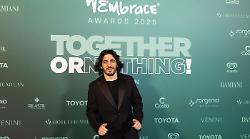 Max Working – Lavori in corso stasera 5 agosto: Angioni nei panni di un contadino e di un artigiano
