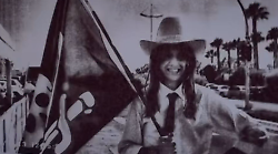 Lucio Corsi e una bandiera da pirata: concerti e mistero in Sicilia