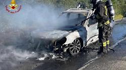 Due auto in marcia prendono fuoco in un pomeriggio a Roselle