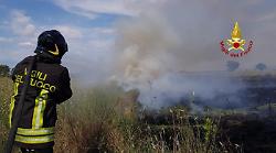 Sterpaglie a fuoco lungo l'Aurelia,  disagi per la circolazione