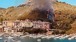 Fiamme sulla collina, il rogo minaccia le abitazioni: in azione l'elicottero