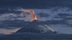 Erutta il vulcano Klyuchevskoy, va in tilt il traffico aereo sopra l'oceano Pacifico