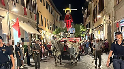 Capoluogo in festa per San Lorenzo: folla in centro per la processione del patrono