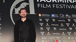 Tramite Amicizia stasera 12 agosto: l'amico in affitto secondo  Alessandro Siani. Cast e trama della commedia