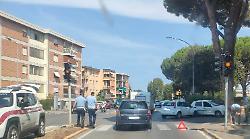 Scontro all'incrocio, traffico in tilt